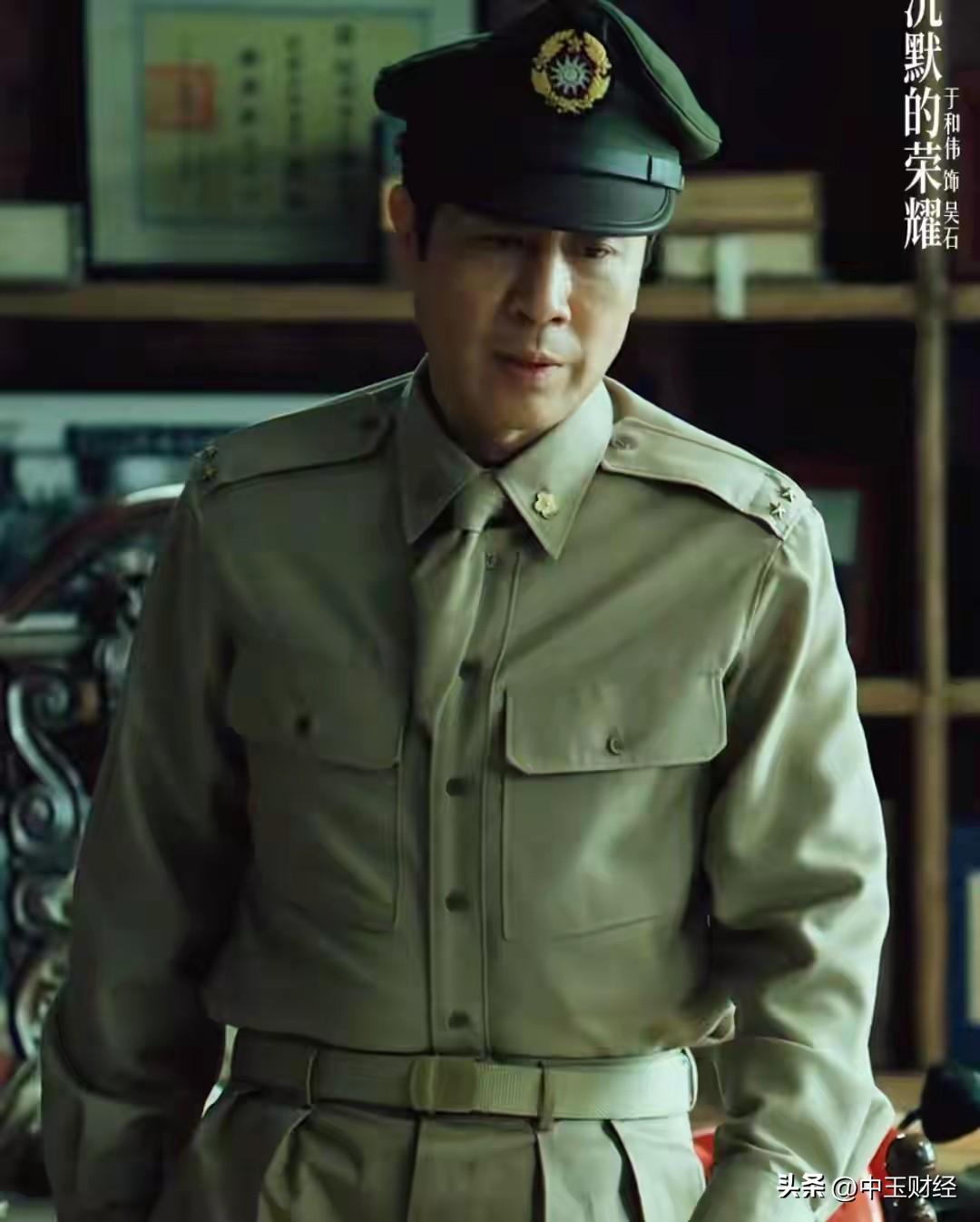 在电视剧《沉默的荣耀》里，有这样一个场景：男主角在办公室和秘书交谈，可交谈内容却