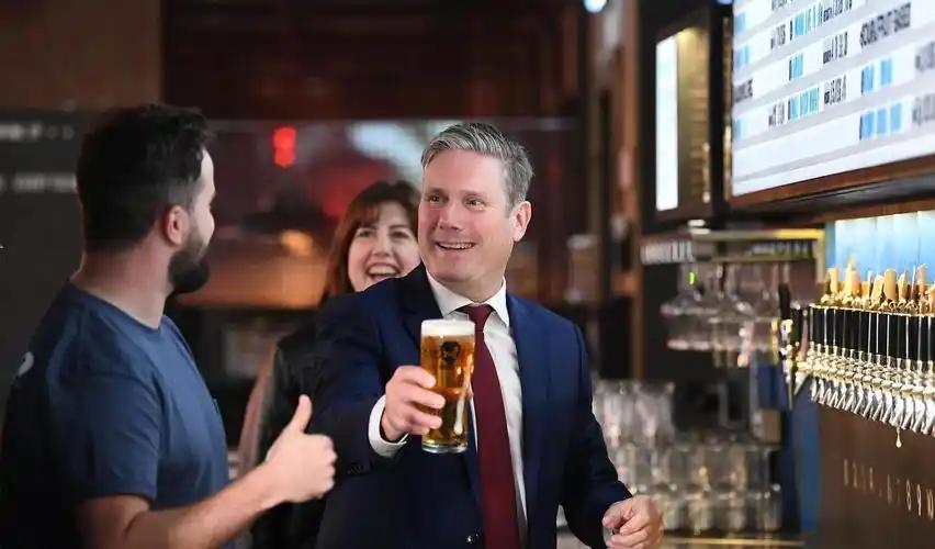 为什么每个英国首相卸任后都一身轻松？英国首相斯塔默卸任后直奔酒吧痛饮，与辞职的财