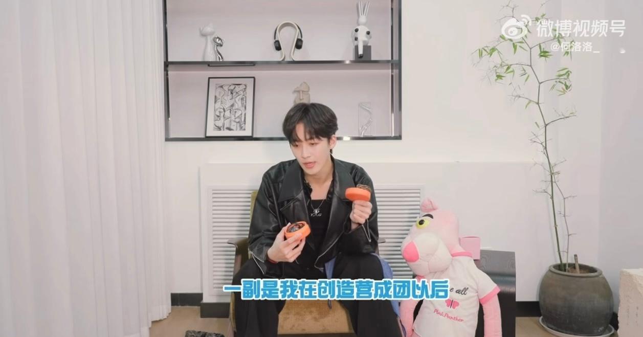 何洛洛晒R1SE定制耳返何洛洛出道九年的时间盲盒 何洛洛出道九年的时间盲盒，这次