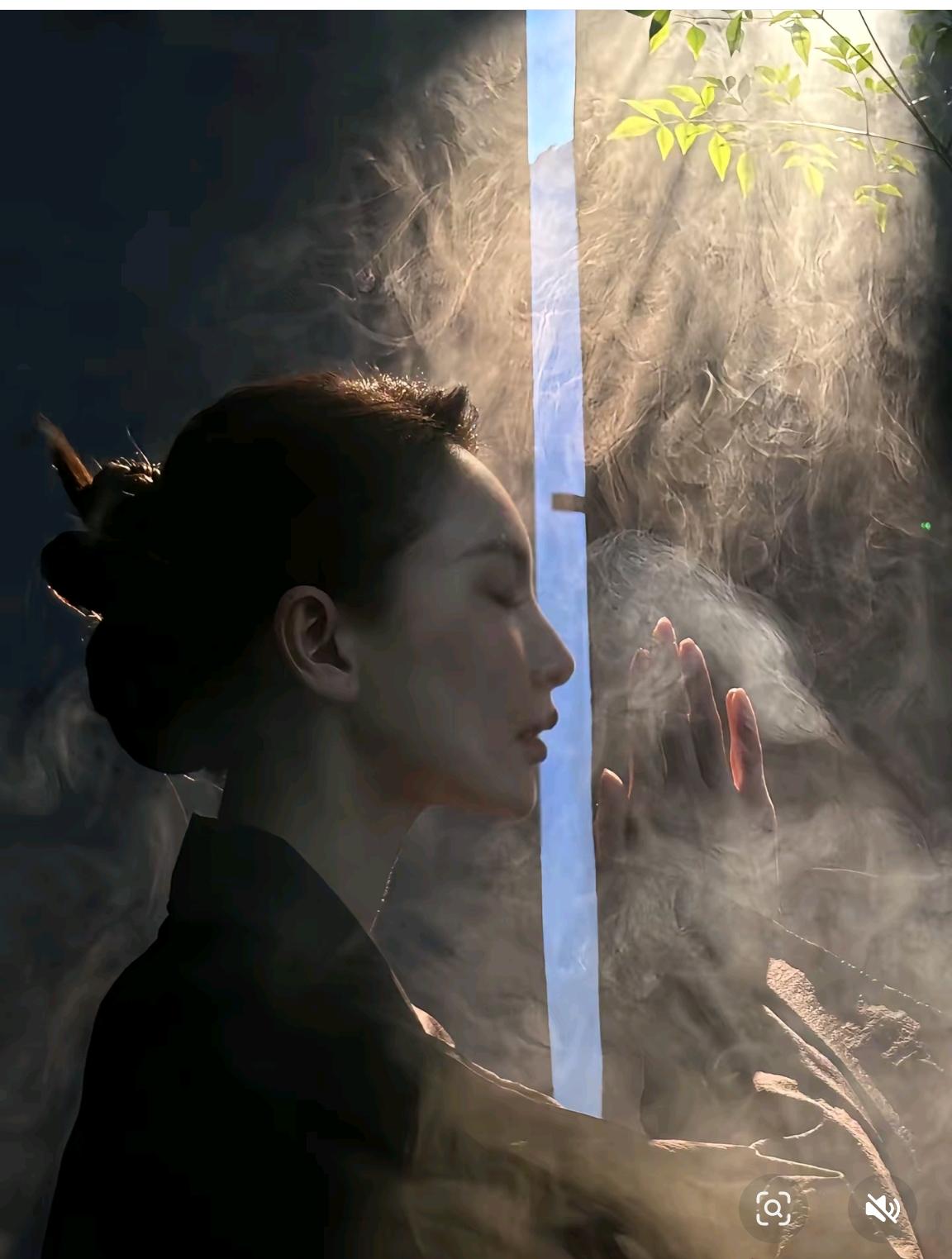 双手合十的那一刻，世界会把你的东西还给你


年轻时，我们向世界张开双手。

要