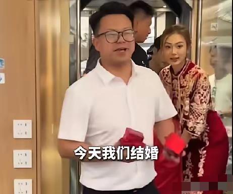 近日，贵州遵义一姑娘坐高铁到四川结婚，新郎一上车就对着全车厢的人说:“很有幸和大