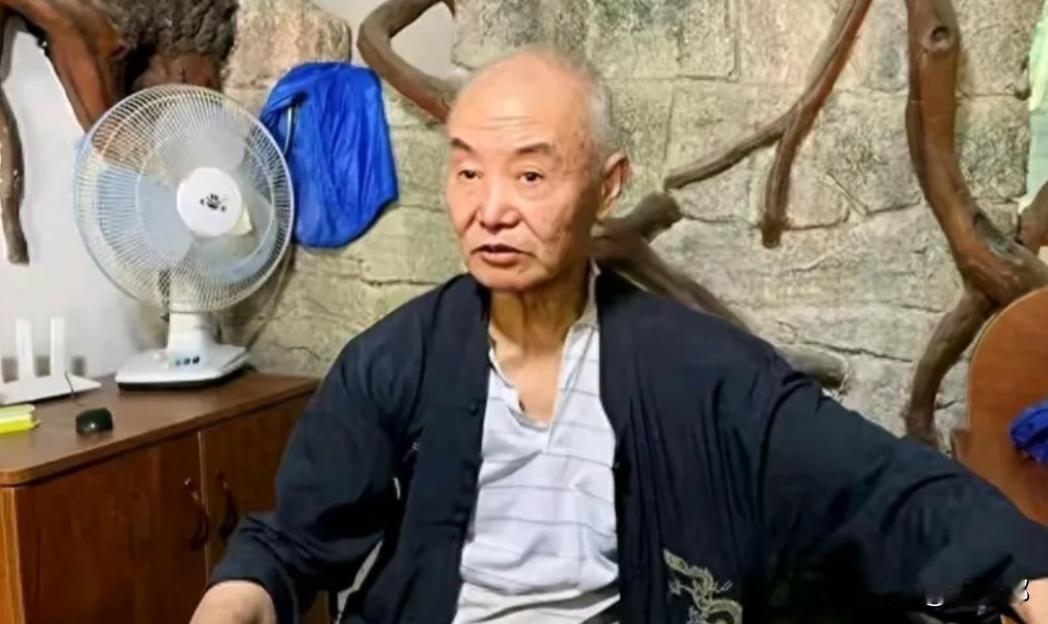 2008年，重庆一农民老做同一个梦，梦里一白胡子老头告诉他家里有宝贝，他一激动，