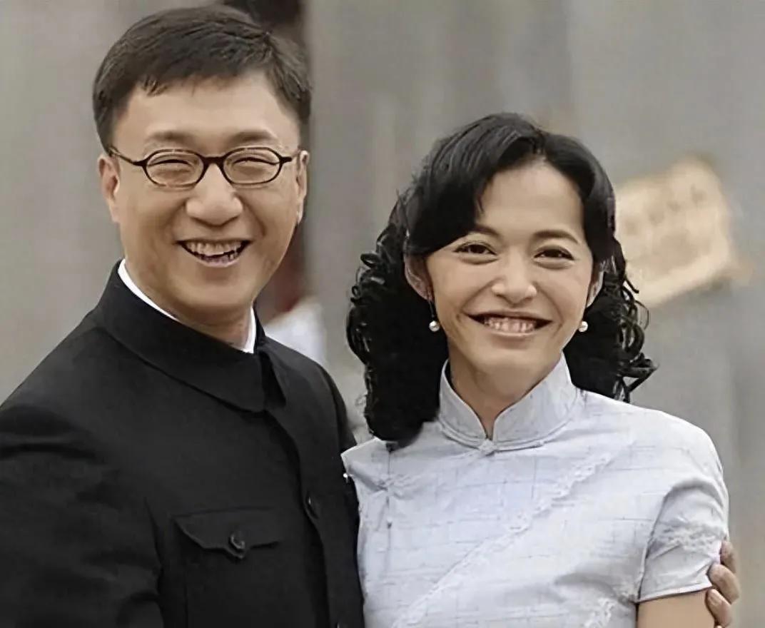 《潜伏》与《风筝》，谁是谍战剧之冠？若要我二选一，我会毫不犹豫地投给《风筝》。剧