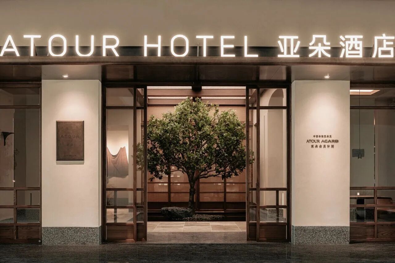 深圳千元亚朵酒店打扫后残留卷曲毛发亚朵酒店台面地面马桶用同条毛巾打扫 近日，广东