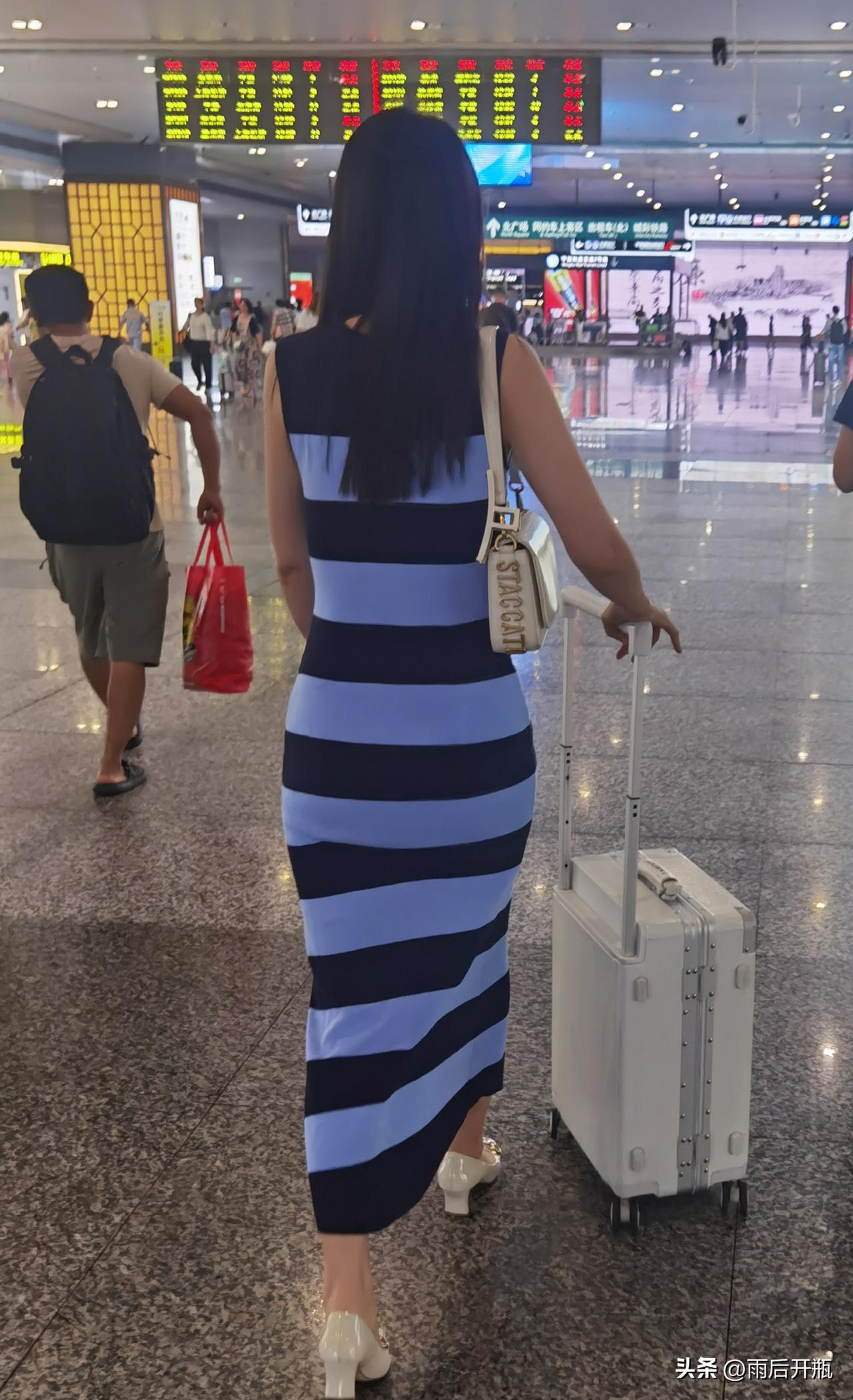 车站街拍，美丽背影。
光影交错定格旅途温柔瞬间。