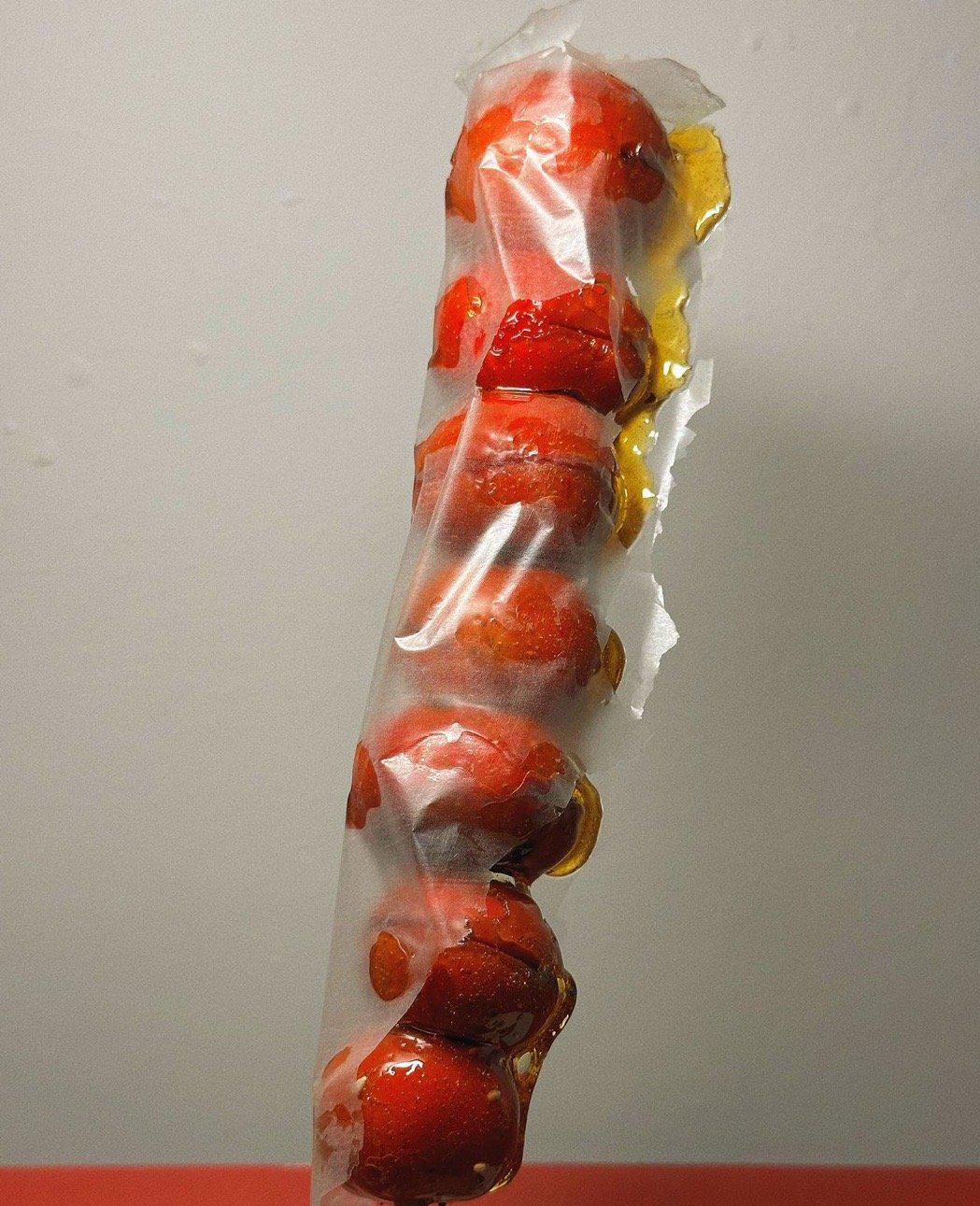 糖葫芦，是北京冬天的魂儿。我手里的这一串，却带着三十年前的甜。

那时候他出差北