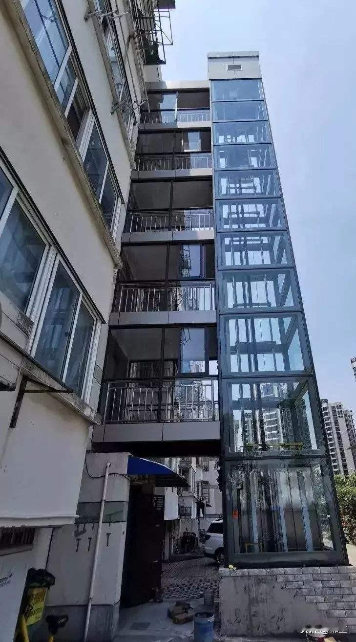 小区4楼以上加装电梯，住在一楼的叔叔表示，他不反对，但他不同意这几点。
1、寸土