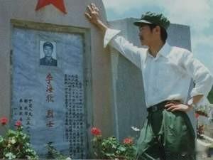 “别管我，我不行了，阵地交给你们了，告诉全体同志，就是剩一个人也要守住阵地，决不