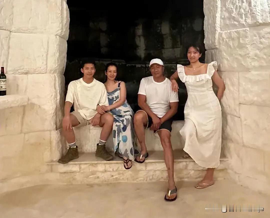 12月28日下午，刘嘉玲与胡军的儿子康康合影，康康也是刘嘉玲的养子。估计是很久没