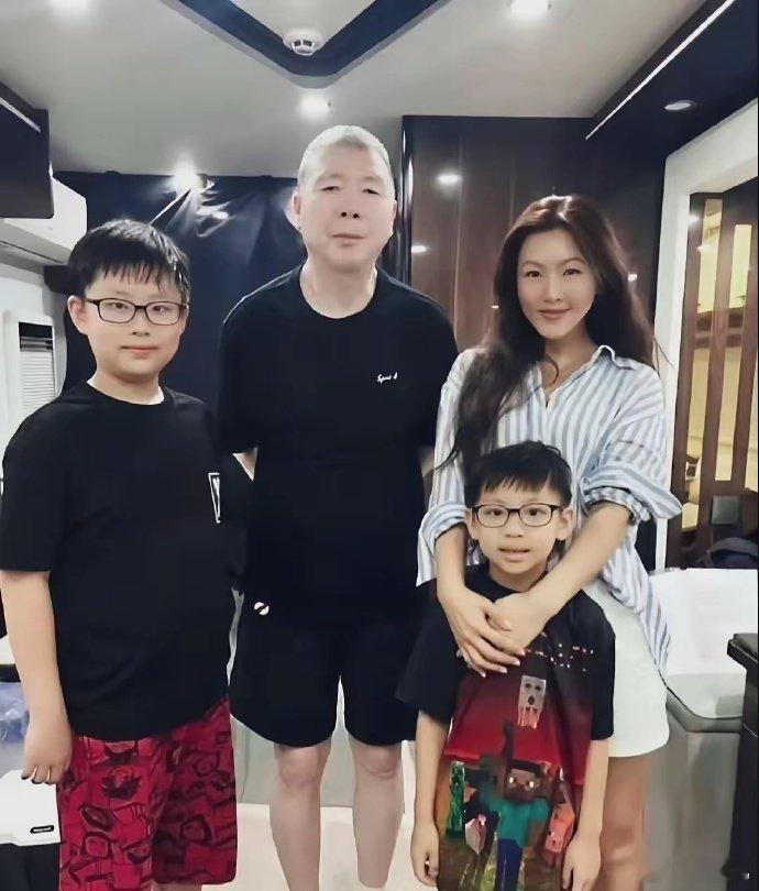 冯小刚白癜风这是彻底洗白了，反而比年轻时候好看了，看着挺精神的 