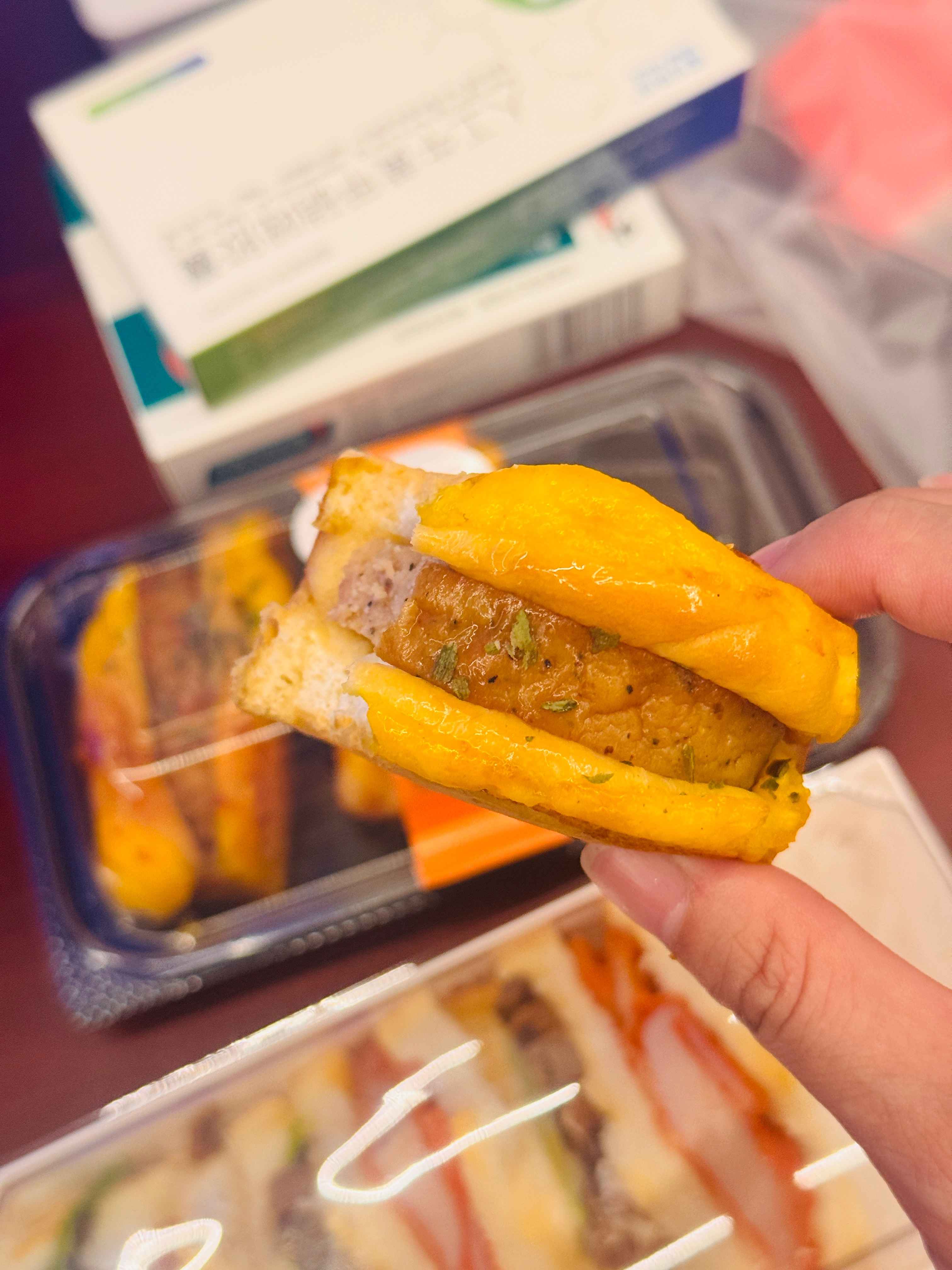 随便啃啃面包了，牙龈肿痛，要命[淡淡的] ​​​