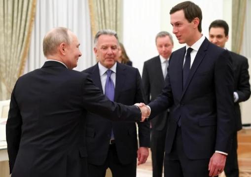 就在这两天，一个惊天消息炸翻了国际舆论场。
普京的心腹居然带着12万亿美元的价码