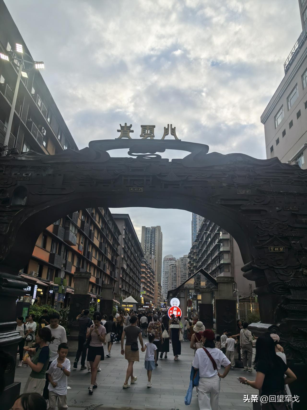 前天打卡甲秀楼。位于贵阳市中区的甲秀楼历史悠久、富有文化底蕴，古建筑群保留完整。