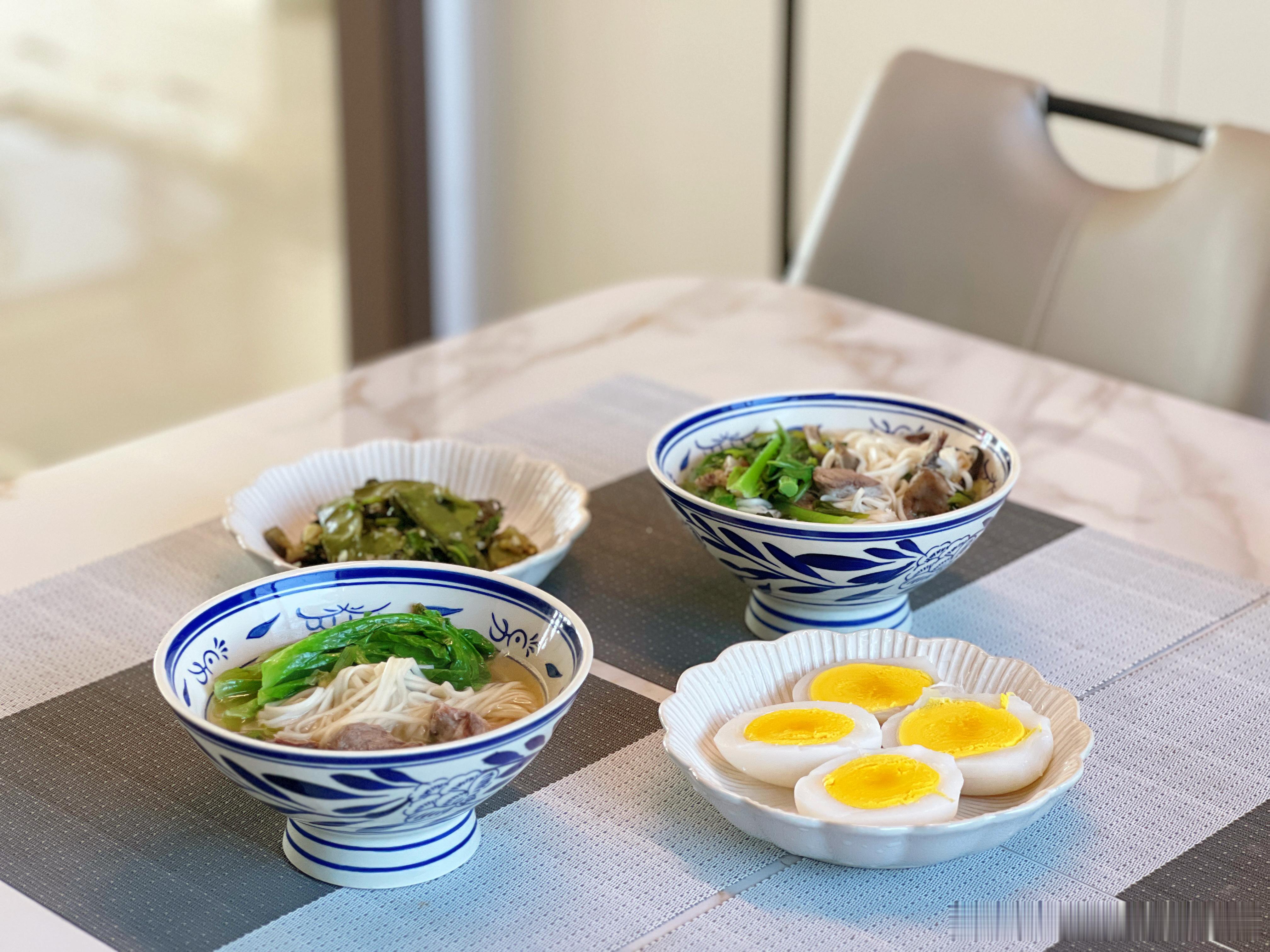 早餐蔬菜骨汤面、煮鹅蛋、拌小菜。早安～ ​​​