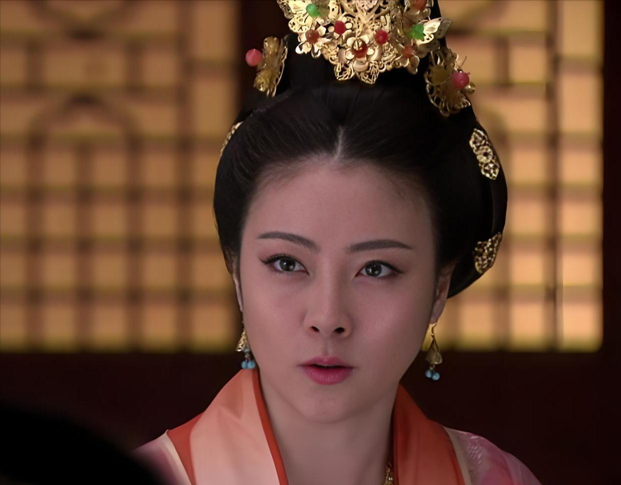 698年，太平公主在一个夜晚宠幸了四名男子，到了第二天清早，丫鬟们低着头去整理房