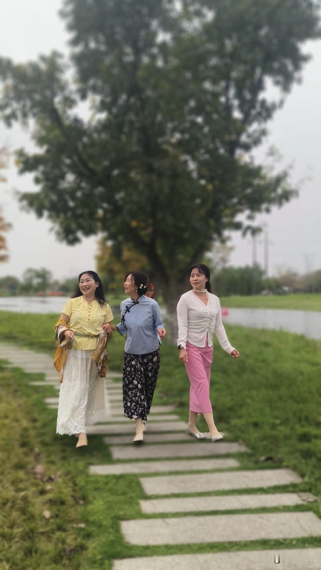 记录我的2026朋友一起漫步公园，时光清浅，悠悠闲闲，若无闲事挂心头，便是人间好