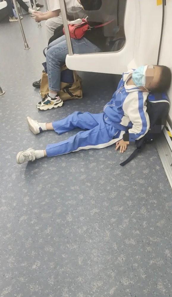 现在的深圳孩子压力真大啊，下班坐地铁回去，见着这小朋友就这样睡了十来个站了...