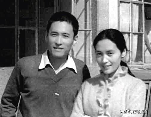 这张照片应当拍摄于上世纪八、九十年代，右侧是长影的当家花旦宋晓英。彼时，她参演了