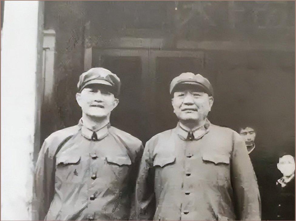 1959年，开国少将尤太忠回家探母，亲哥正拿着碗准备出门讨饭，他扭头闯进县长饭局