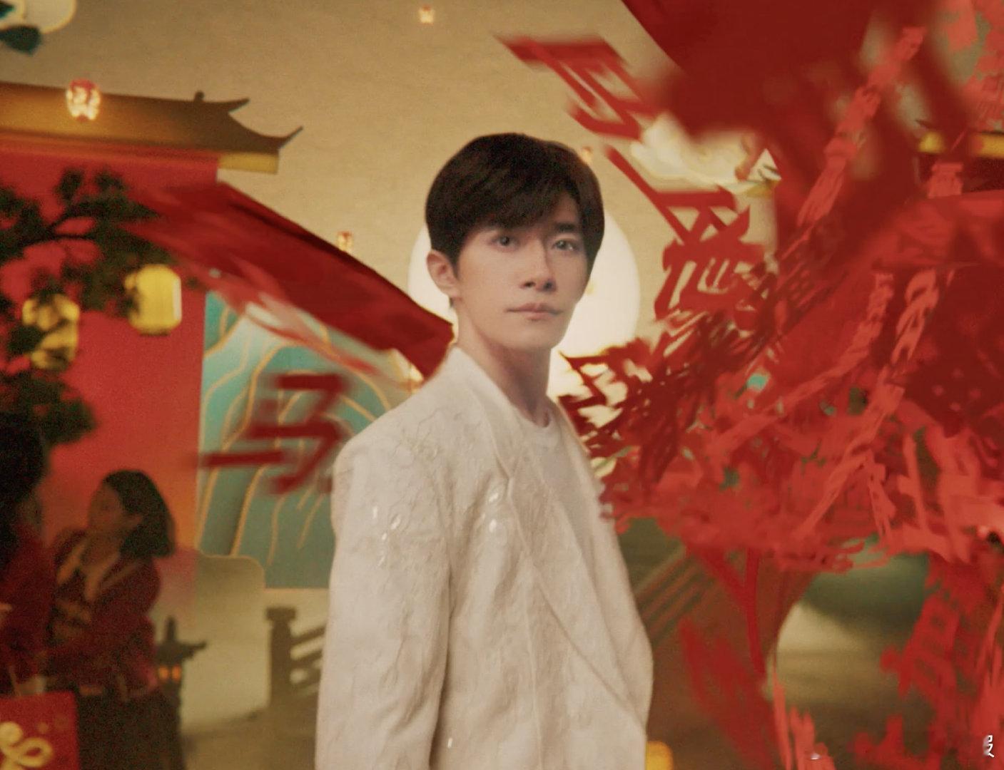 千玺贺岁新片爆了 易烊千玺贺岁新片火热上线！新年就要喜气洋洋，和千玺一起开启崭新