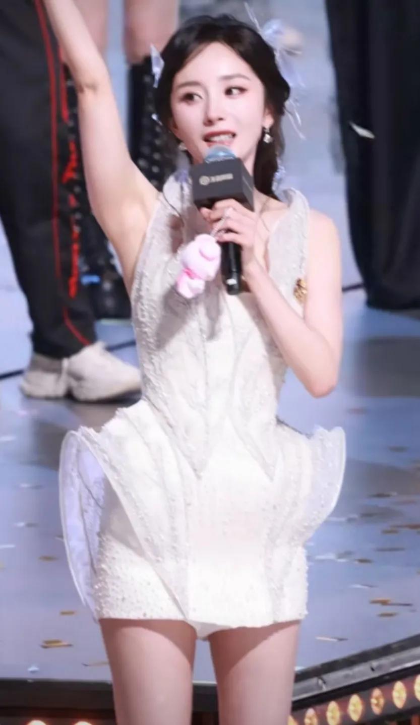 杨幂盛典活动白色连衣裙穿搭非常仙气飘飘，本来裙子就很短吧！还向上招手，内搭都跑出