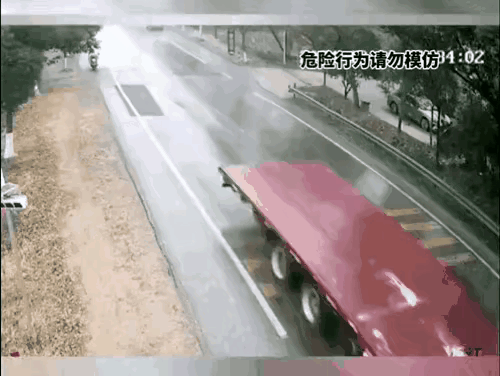 摩托摔倒得有些蹊跷，让人大跌眼界，它的失控根源在哪里？
视频画面里，天空下着蒙蒙