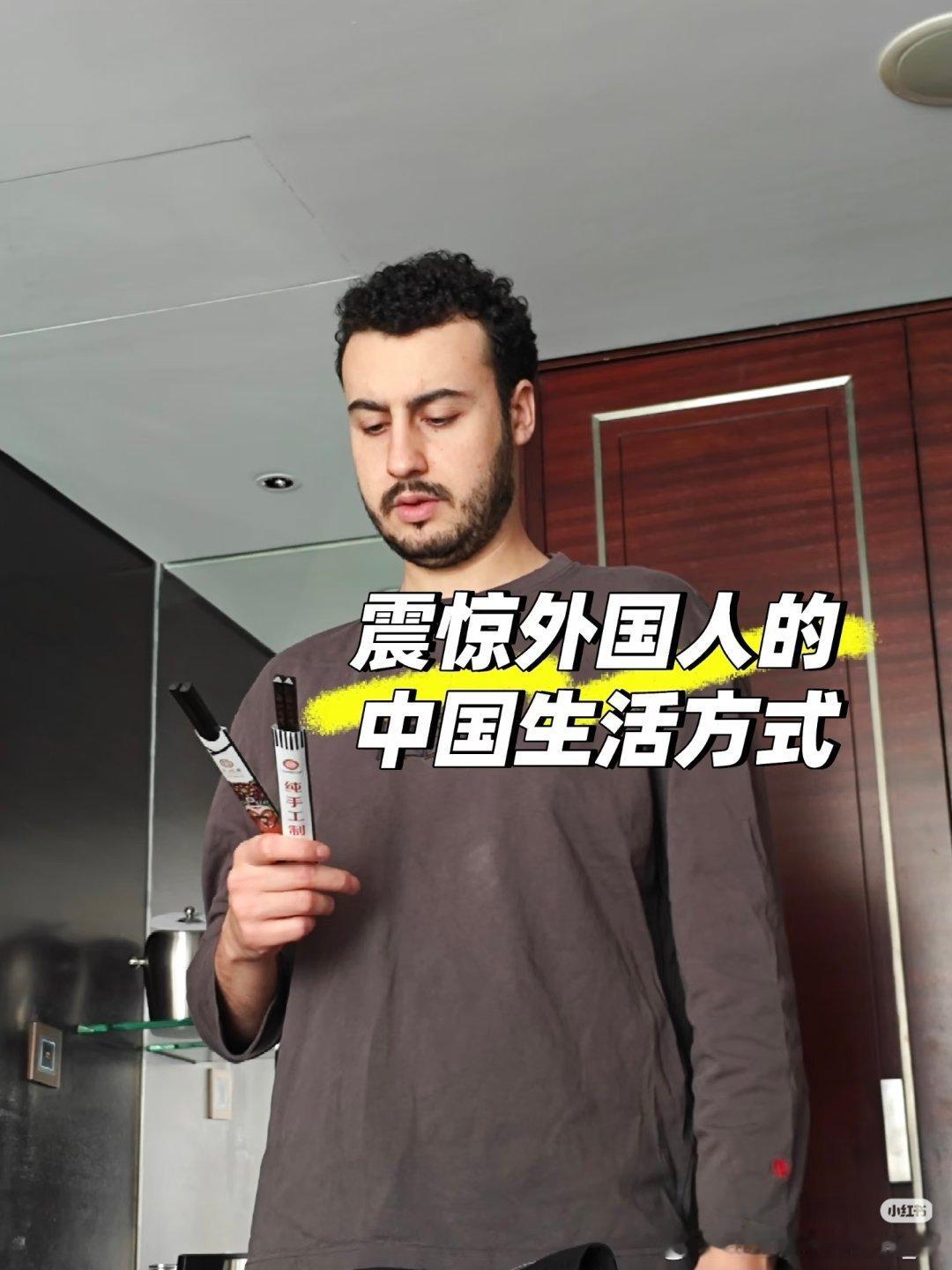 别说老外震惊我也震惊了 景区里大爷大妈用手机AR扫古建筑，瞬间弹出三维讲解动画，