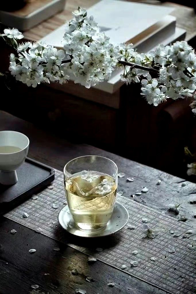 “一位车管所干部说：”“没买车的时候，觉得有车是体面、是方便。真正拥有了才懂——