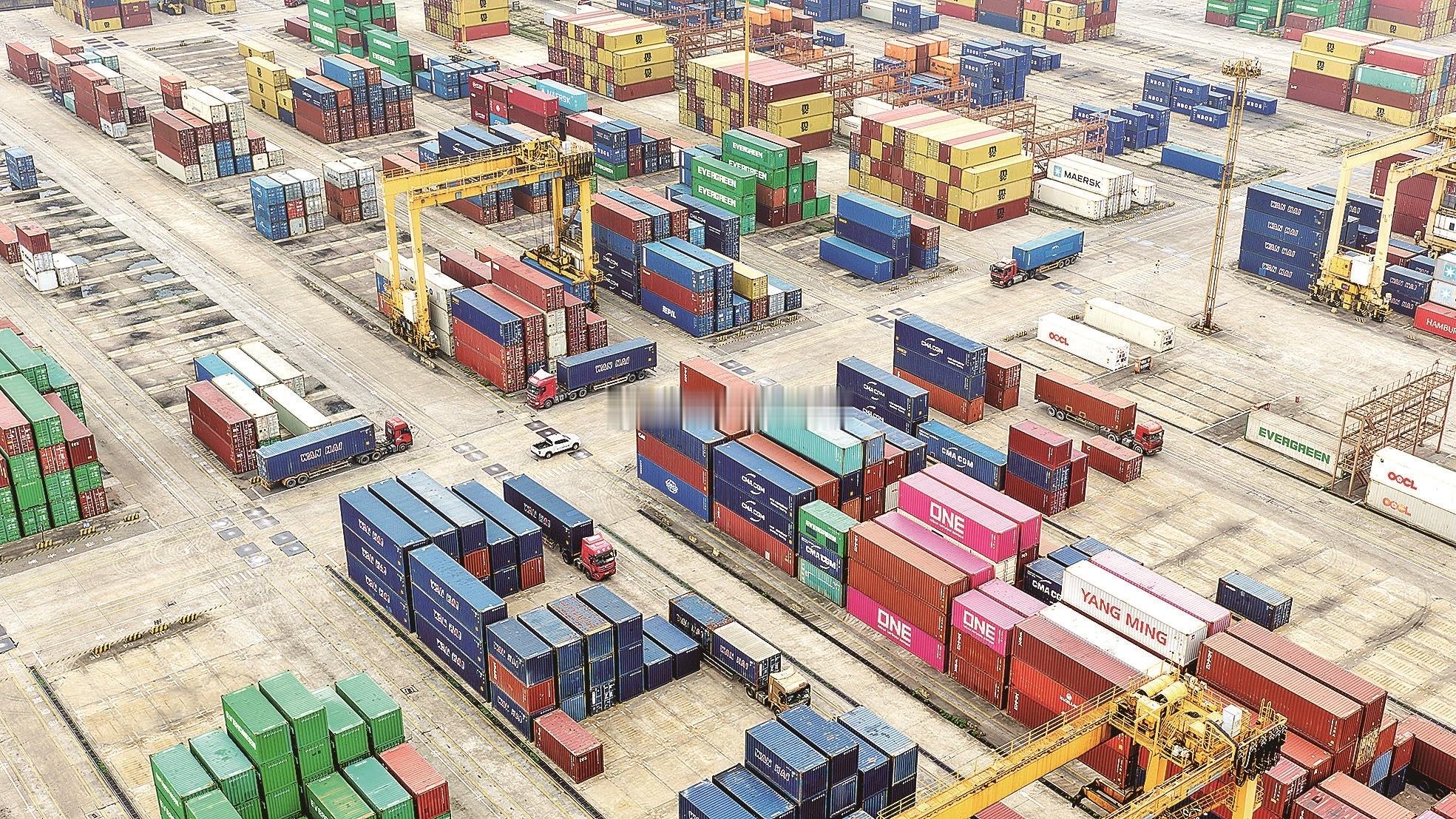 今年一季度，福州港完成港航建设投资14.25亿元，同比增长30%；完成货物吞吐量