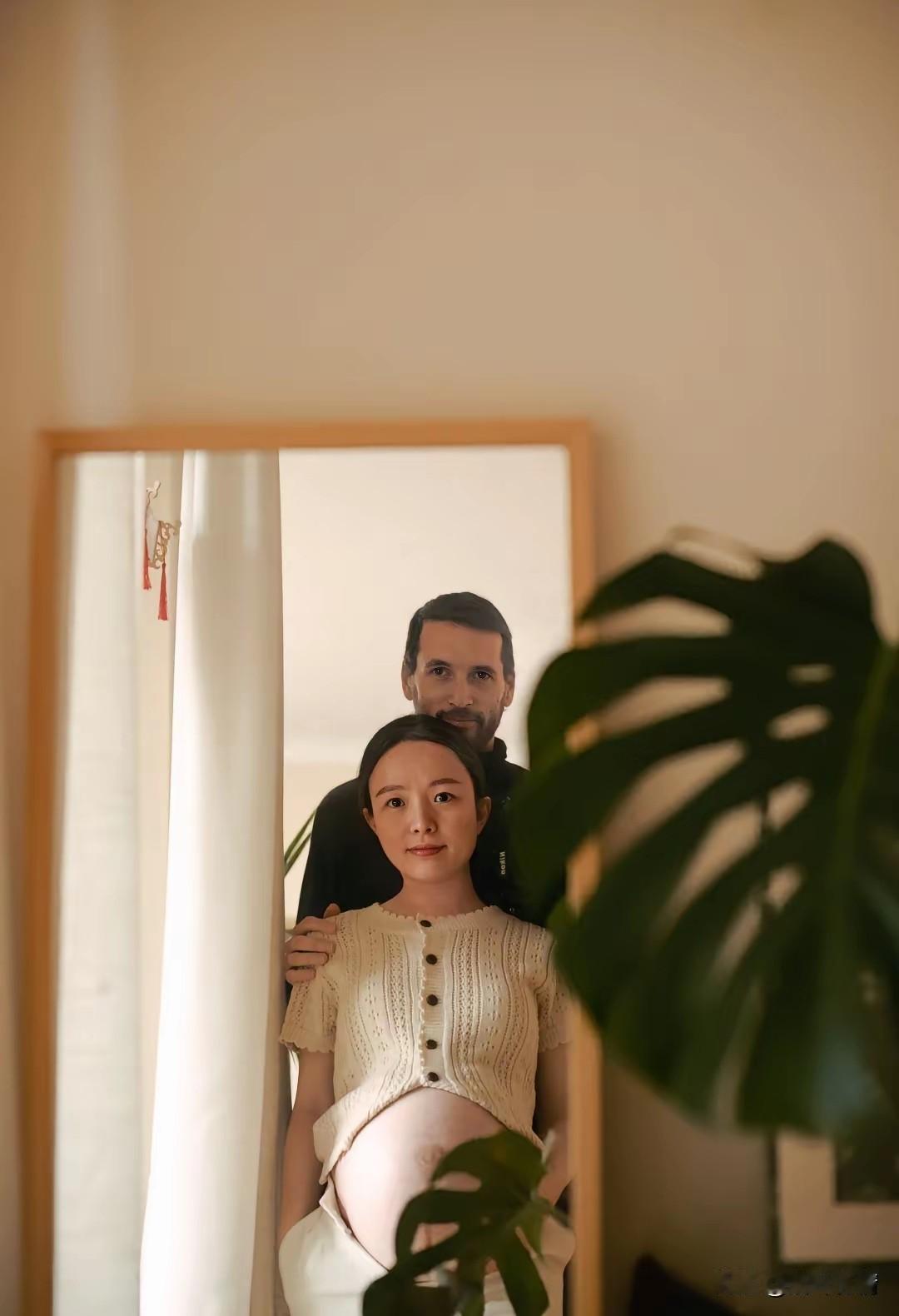 英国留学生留学期间收获爱 情，
学业没完成，
孩子先有了，
几个月的孕肚已经很明