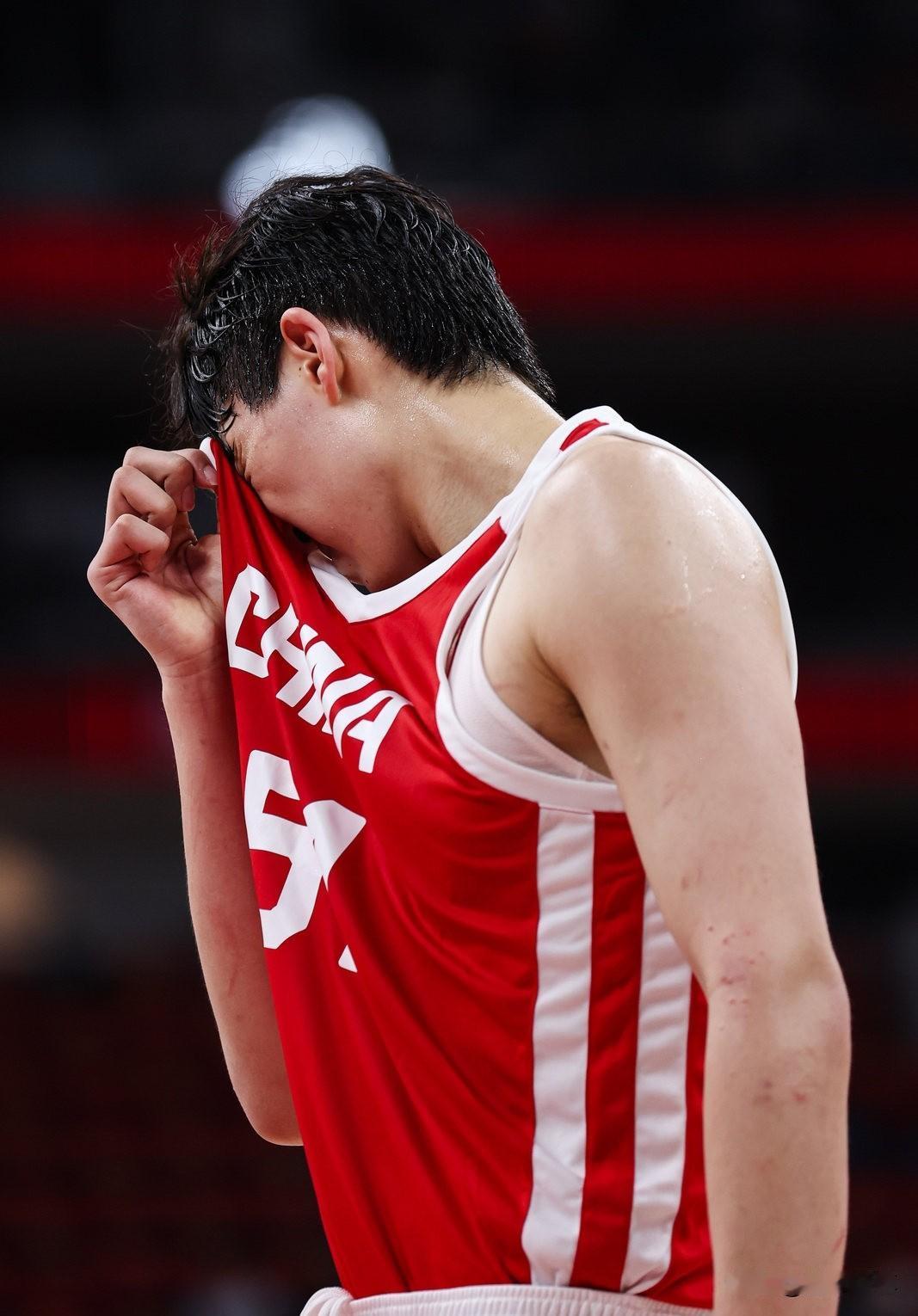 NBA白打了，杨瀚森回归国家队首秀仅得7分8篮板！

在今晚中国男篮与荷兰男篮的