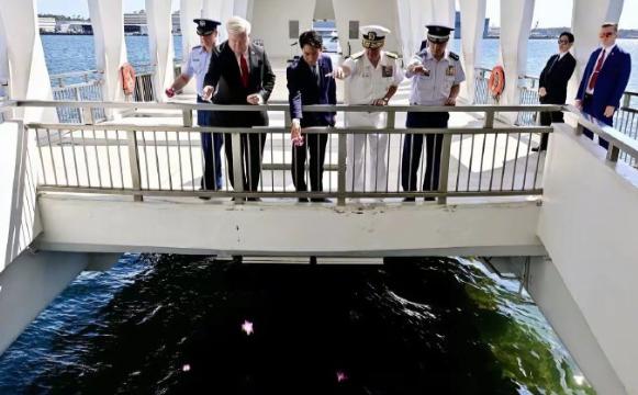 啪啪打脸，前有小泉进次郎到珍珠港致敬阵亡烈士，后有大漂亮嘲讽日本偷袭。
小泉进次