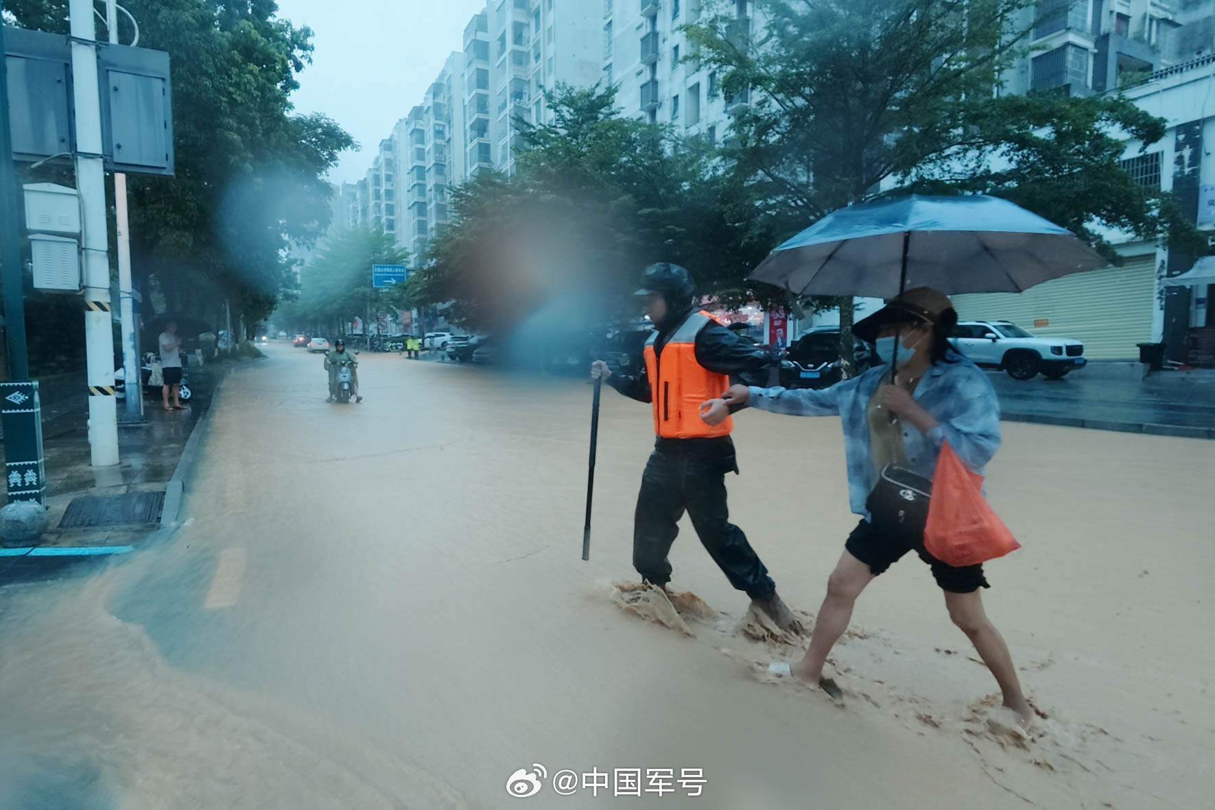 【子弟兵冒雨转移受困群众】近日，海南多地遭遇极端降水，五指山市达特大暴雨级别，降