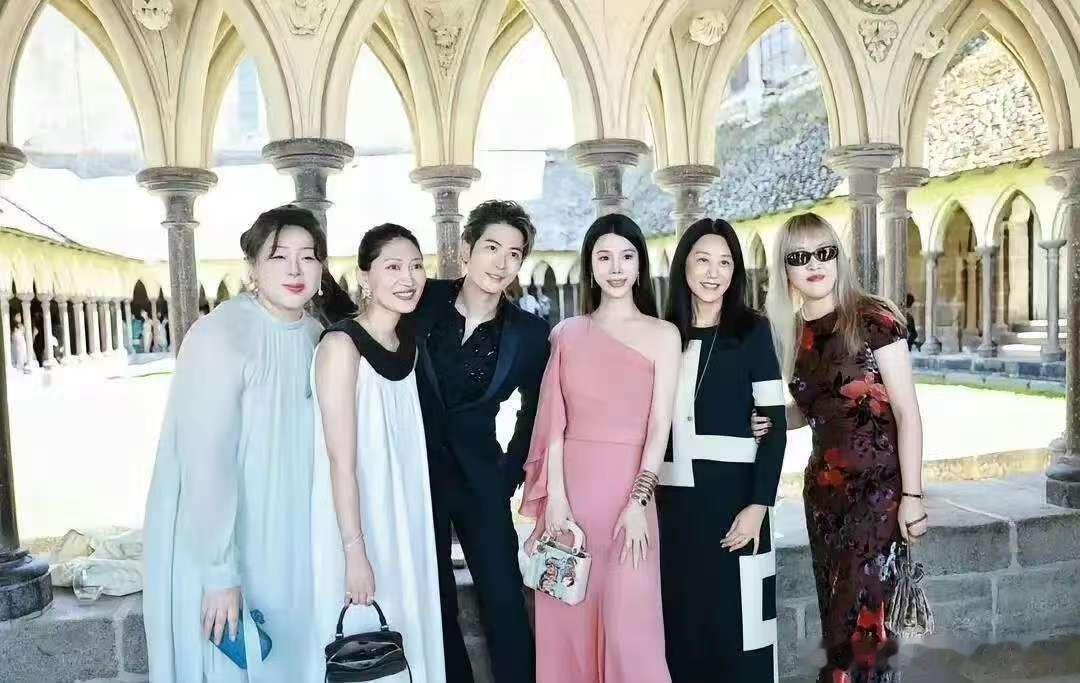 奚梦瑶伴娘阵容 好养眼的嘉宾们！站在一起都太美啦。不过奚梦瑶何猷君婚礼并没有伴郎
