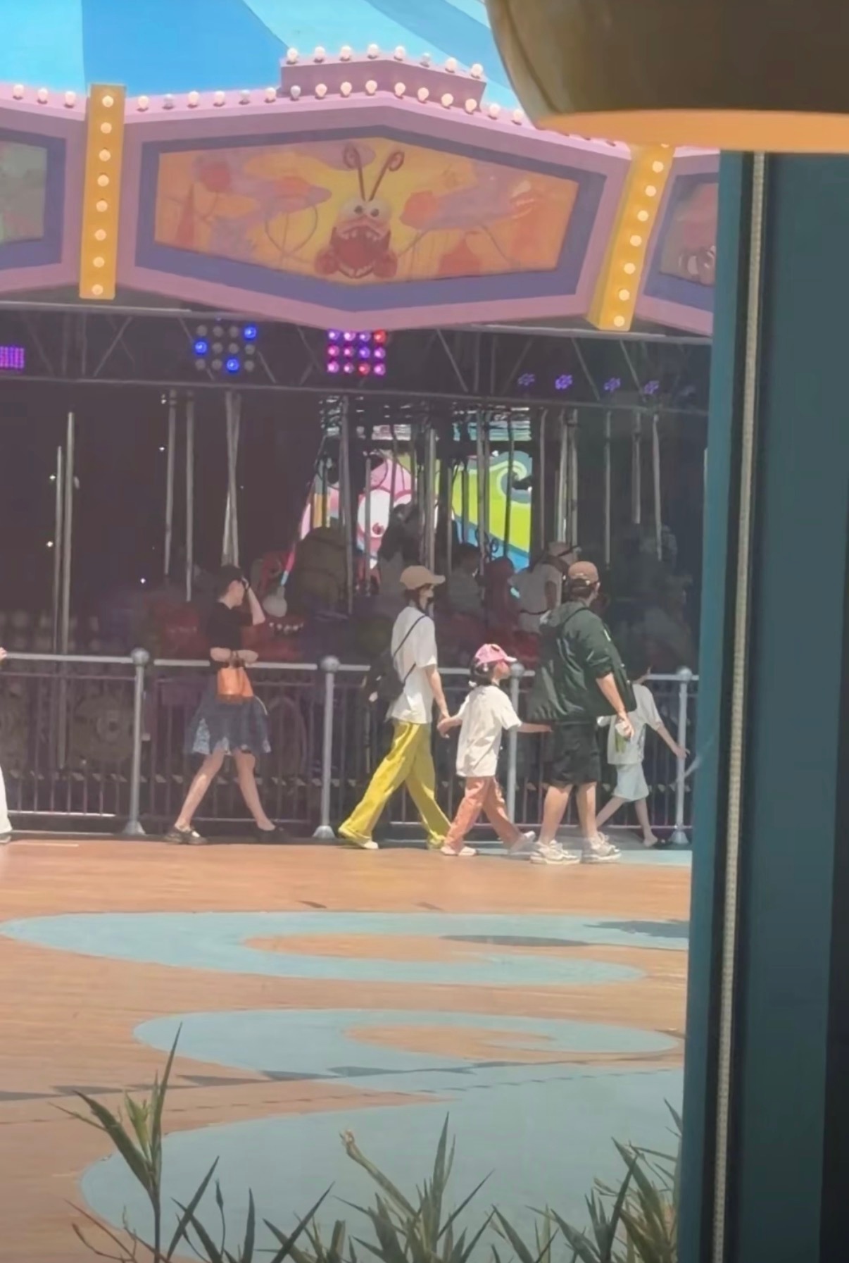 新加坡偶遇唐嫣罗晋一家三口唐嫣罗晋的女儿都这么大了 网友新加坡偶遇唐嫣罗晋一家三