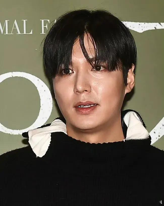 #李敏镐37岁的状态#可以看出，李敏镐真的明显发福了。身材还好，但脸真的肿了[允