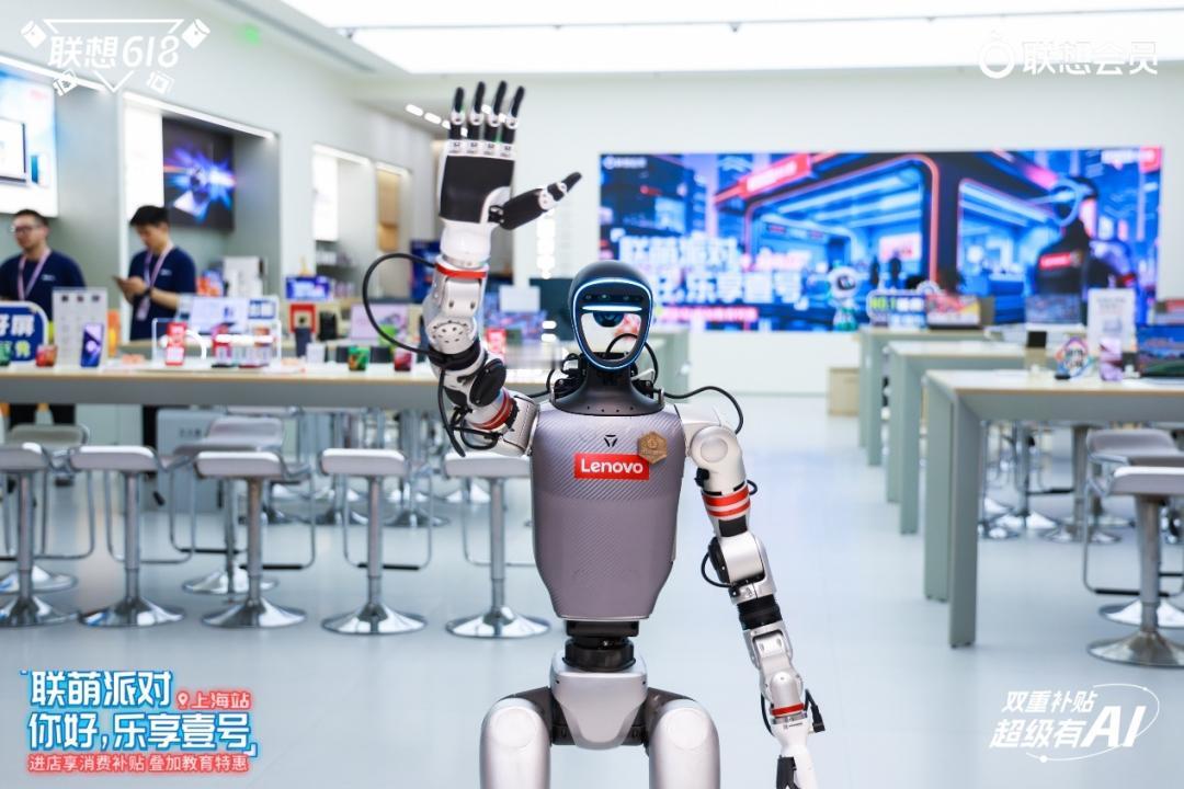 全能AI员工正打破传统服务局限。近日，联想首次公布乐享企业超级智能体在线下零售场