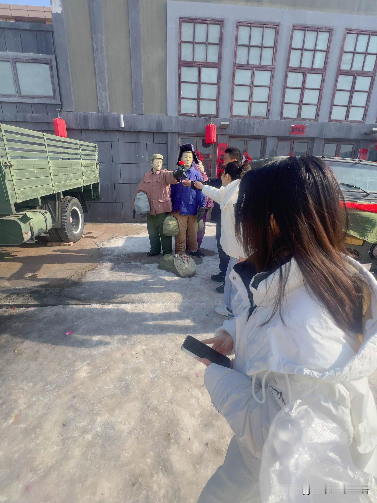 宝爸让我别上班了，专心带孩子吧。
我说幼儿园开学要交7200，你把钱转给我再说。