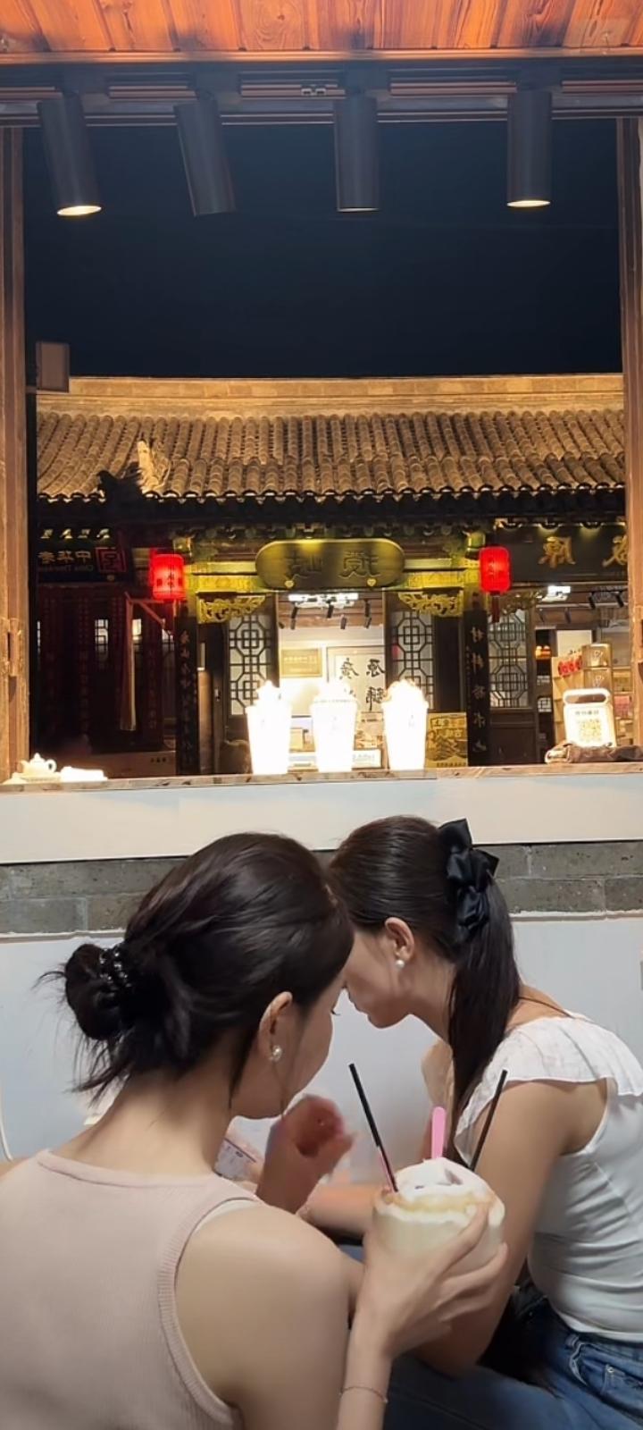 . 不必奔赴别人的热闹，守好自己的小世界，安稳自在就很好。