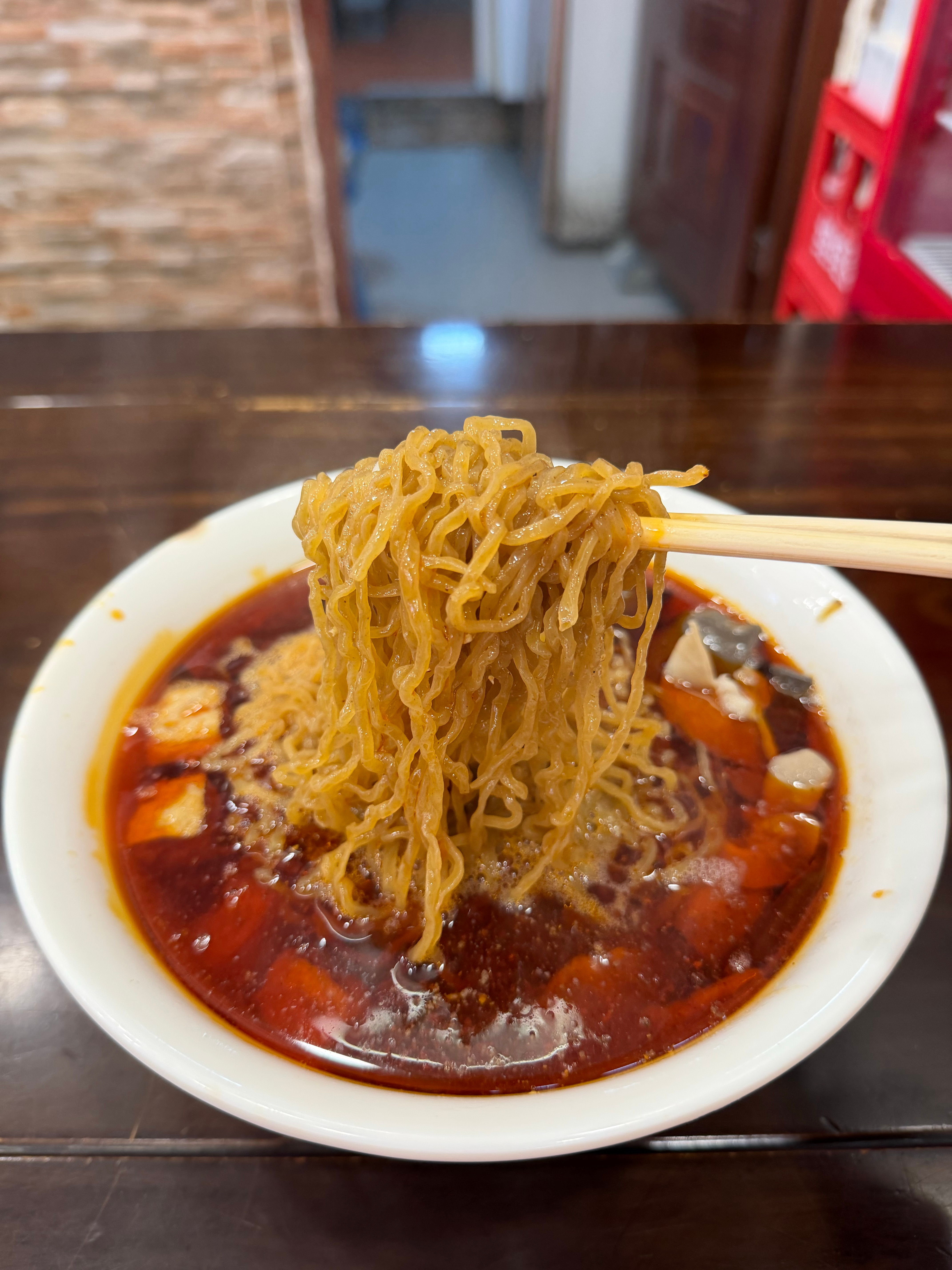 一早上都在吃瓜吧来换个口味，吃面贵州肠旺面这个面条貌似很特殊？比较细而且弯折较多