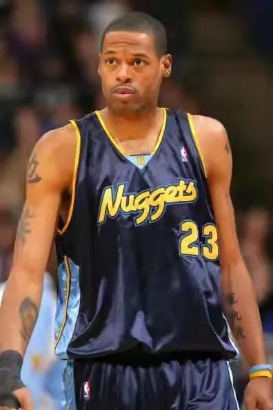 坎比早就实现财富自由！

1；NBA生涯赚了1.28亿美元；

1；火箭队给出1