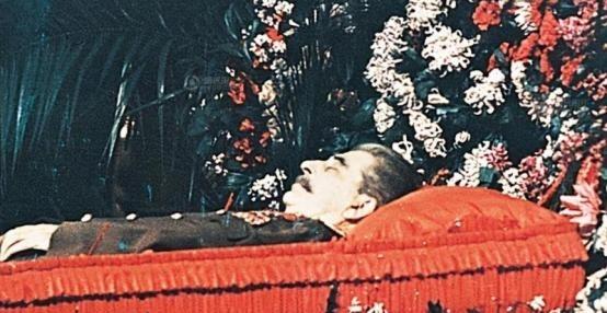 1961年，斯大林坟墓被挖开，军官们将其从水晶棺中抬了出来，迅速剥去他军服上的金