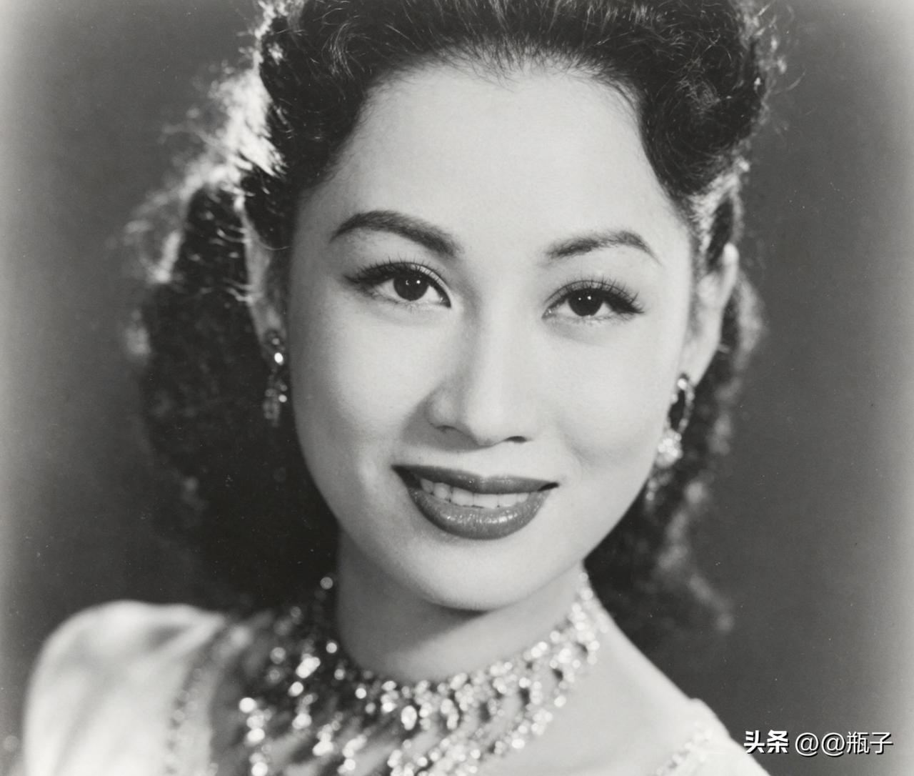 1957年，红线女进京演出《搜书院》，赵丹观看后很欣赏，从此二人相识。
他们一个