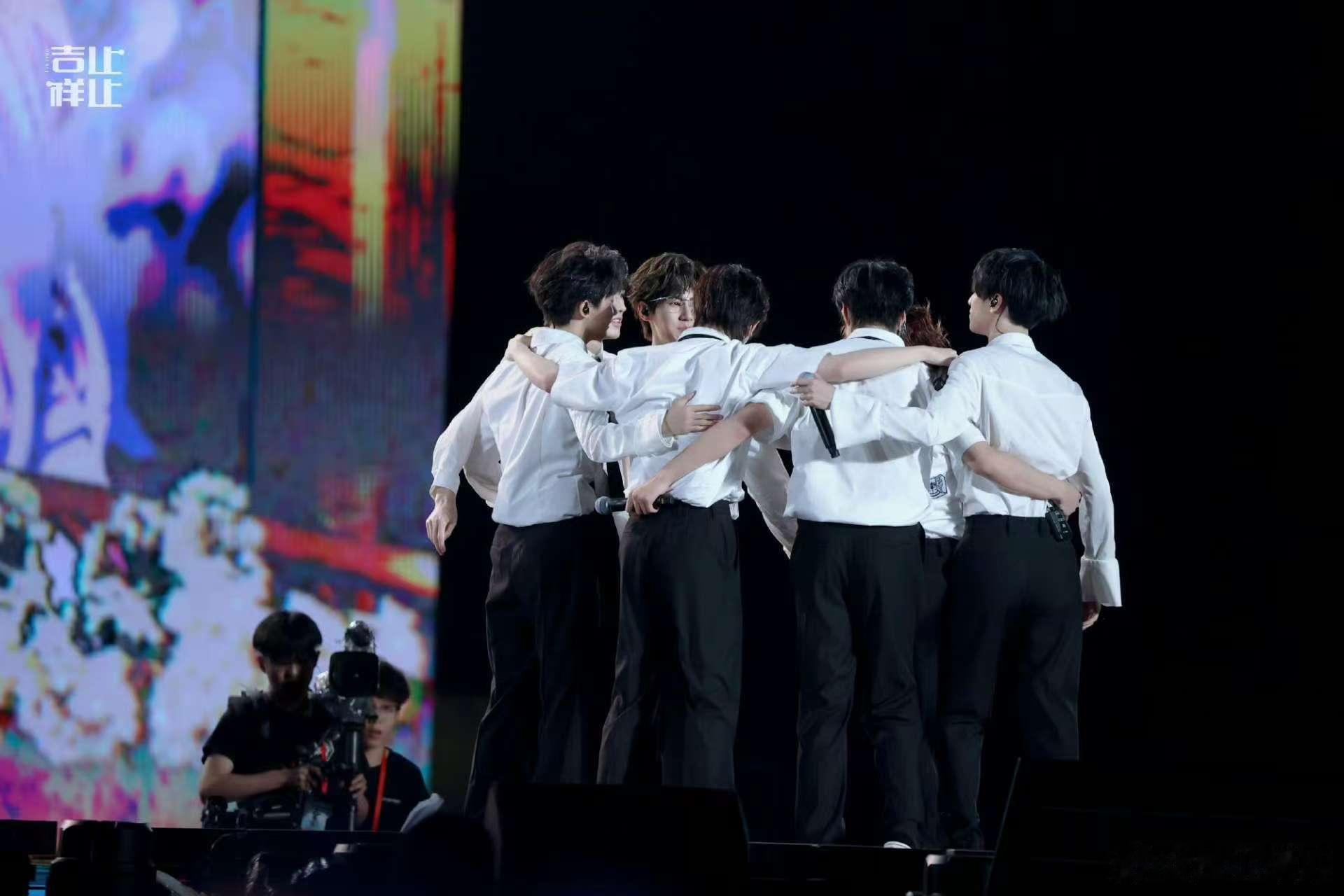 时代少年团星光大赏海报 时代少年团星光大赏海报一发布，满脑子都是哥几个的红毯造型