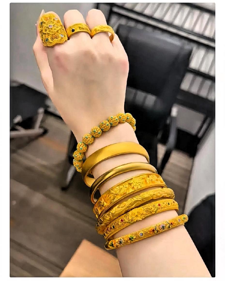 一觉醒来，
手里有黄金的天塌了，
不是金价暴跌，而是今天
黄金暴涨到960，但是