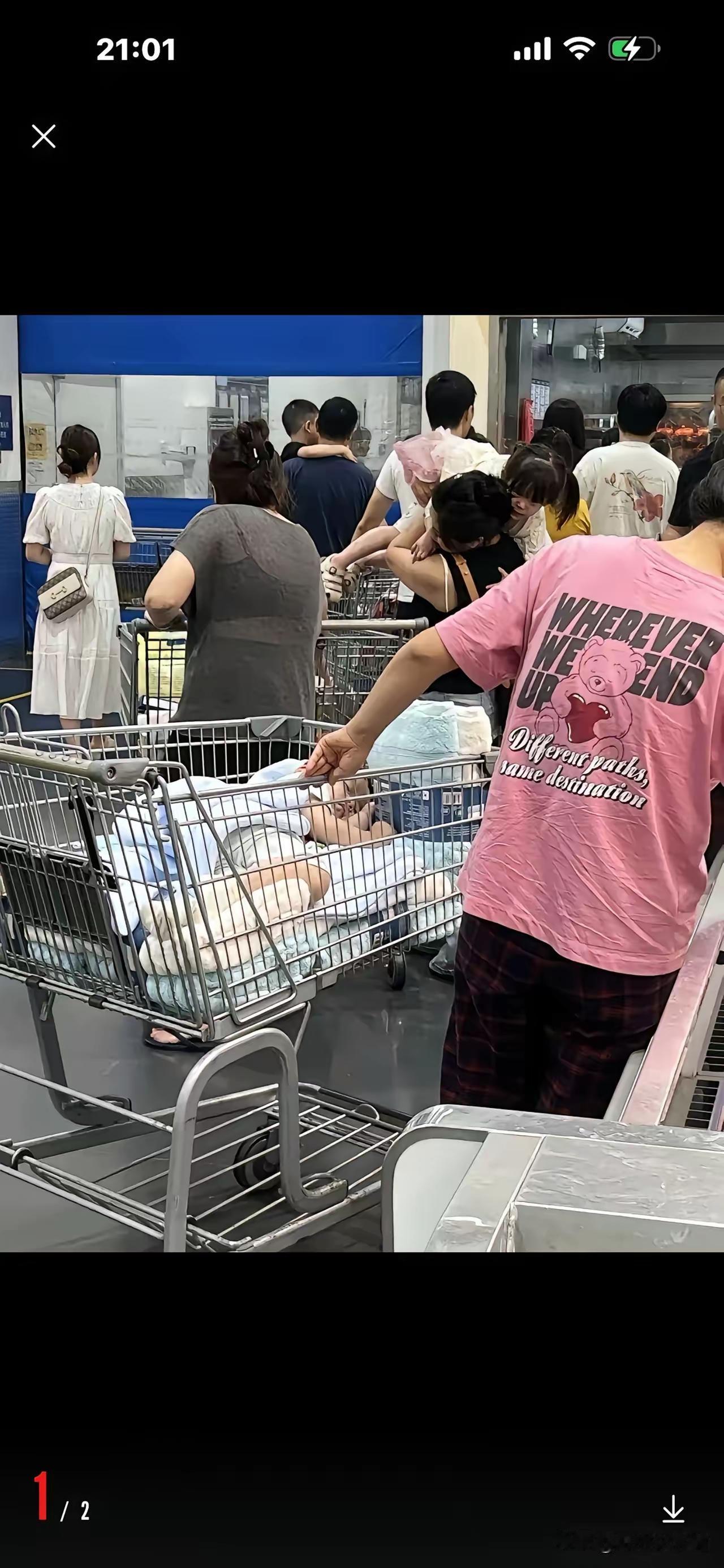 大开眼界一个年轻妈妈带着孩子逛山姆超市，孩子困了不是带带着回家睡，而是直接找来推