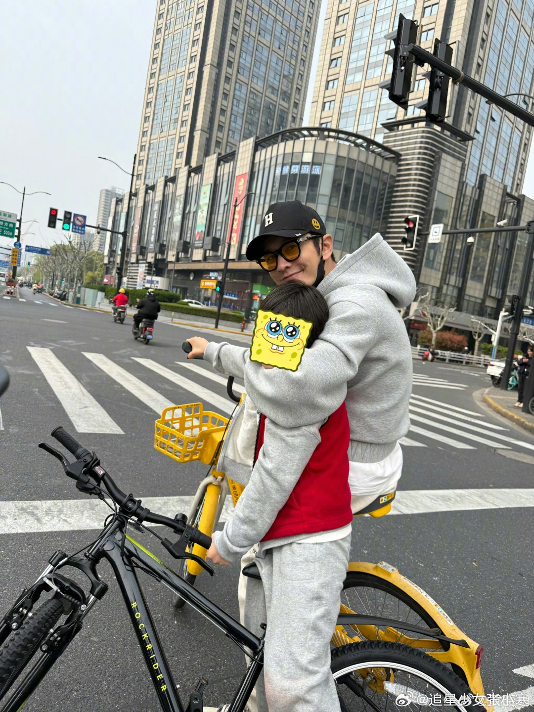 黄晓明和小海绵一起春日骑行黄晓明带小海绵一起春日骑行黄晓明和小海绵一起春日骑行，
