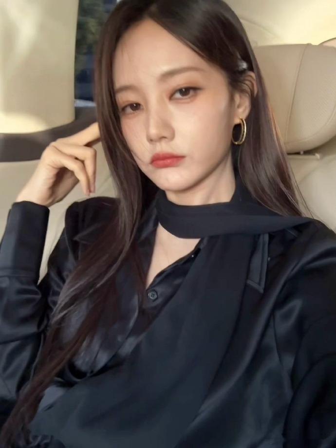 李一桐有种体制内的美 李一桐黑衣黑长直风格真的有一种体制内的美，显得非常的端庄得