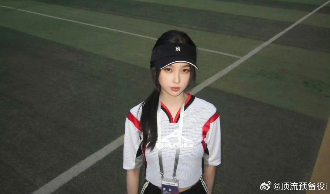 虞书欣棒球帽运动装造型灿如繁星新剧照！林晚星太元气美丽！
