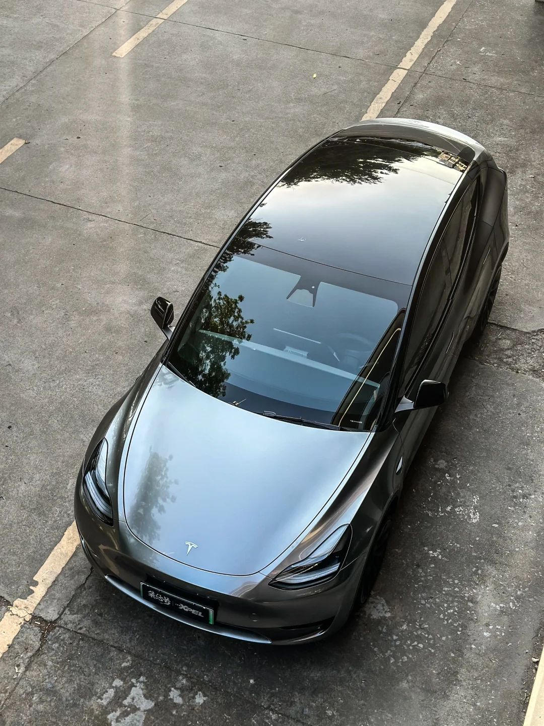太帅了这颜色，特斯拉贴银色科技感加倍